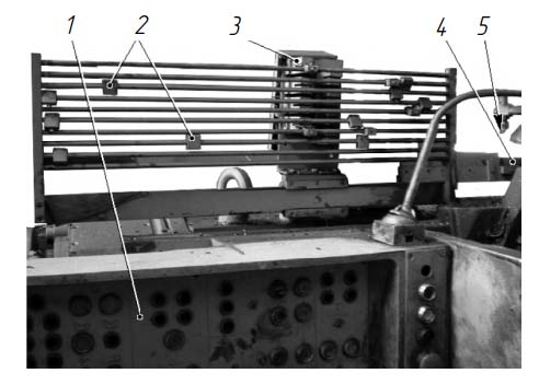 Мал. 2. Командоапарат копіювального супорта гідрокопіювального верстата ЕМ-473: 1 - пульт керування; 2 - упори; 3 - блок кінцевих вимикачів; 4 - копір; 5 - щуп.